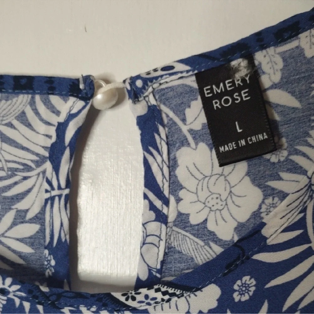 Emery Rose Floral Blue and White Dress
Size Large - Picture 3 of 3